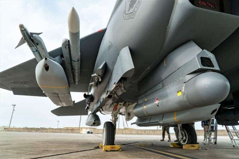 Avion de combat emportant des missiles JASSM sous les ailes