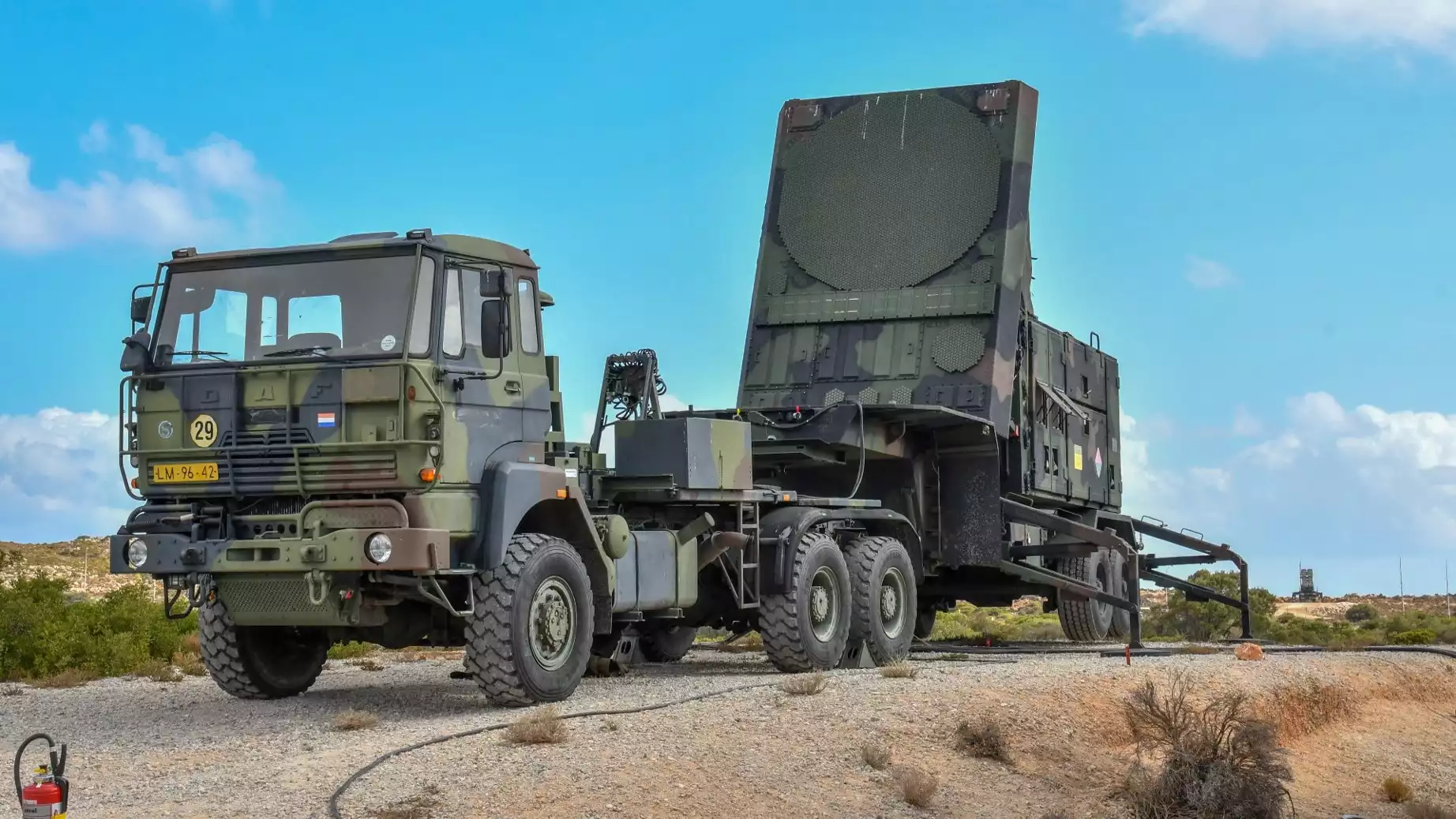 Batterie Patriot PAC-3 déployée avec lanceurs et radar