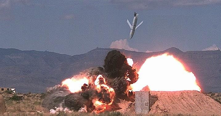 Frappe de précision d'un missile JASSM sur une cible